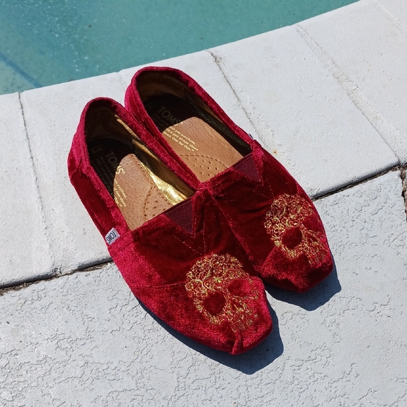 Toms Velvet Red Skull Embroidered Limited Edition Shoes Loafers 8 Rare - Picture 1 of 14